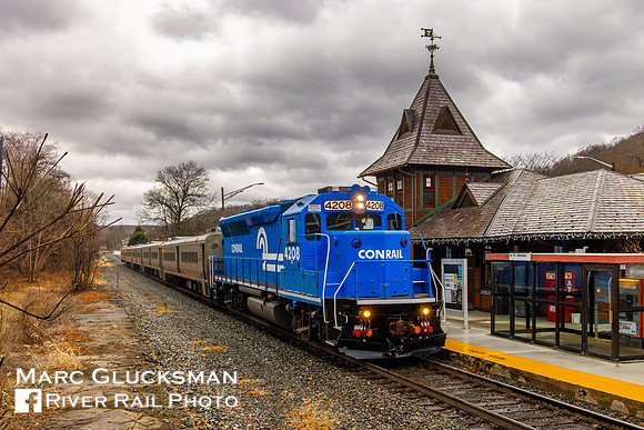 NJT Train 75, NJTR 4208 (Conrail Heritage), Tuxedo, New York