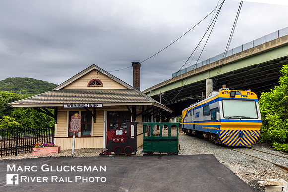 NJ Transit TGIV, Suffern, New York