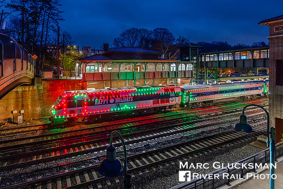MTA Metro-North Holiday Lights, Train 8741 MNCW 203, Hastings-On-Hudson, New York