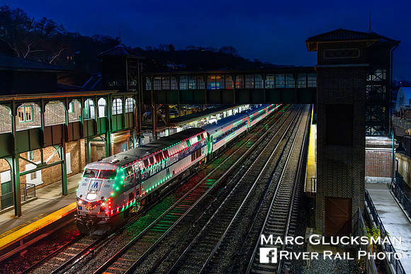 MTA Metro-North Holiday Lights, Train 8741 MNCW 203, Hastings-On-Hudson, New York