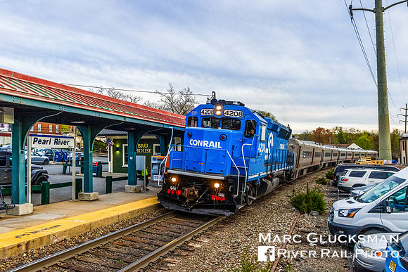 NJ Transit Train 1633 NJTR 4208 (Conrail Heritage), Pearl River, New York