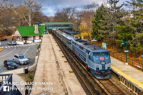 MTA Metro-North Railroad, MNR Holiday Train, MNCW 211, Scarsdale, NY,